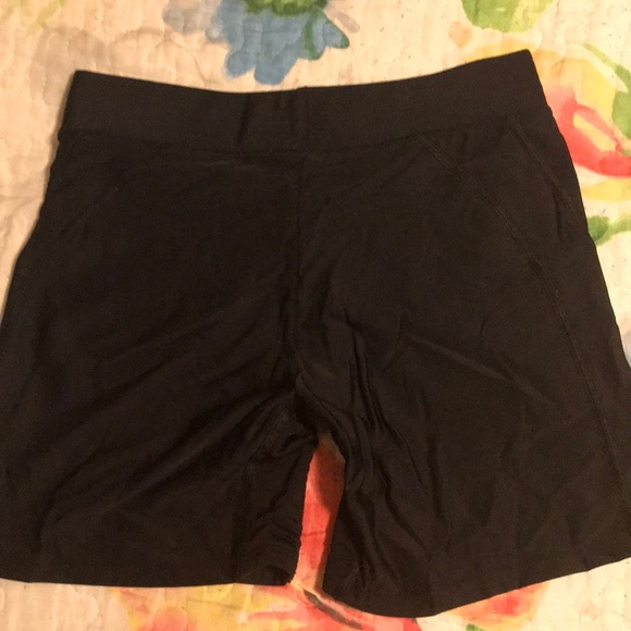 Women’s under armer shorts - Picture 2 of 2